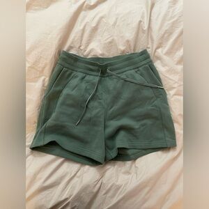 Lululemonn Scuba High-Rise Short 5”